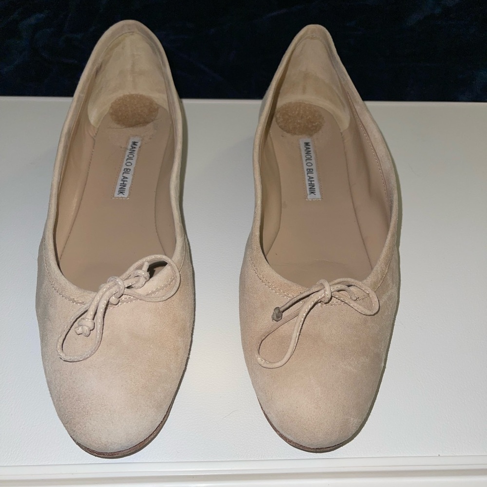MANOLO BLAHNIK Veralli Beige Suede Ballet Flats